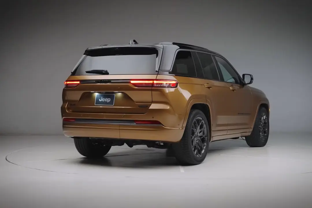 خودرو جیپ گرند چروکی (Jeep Grand Cherokee) طلایی رنگ در استودیو
