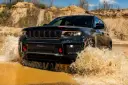 خودرو جیپ گرند چروکی (Jeep Grand Cherokee) در حال عبور از آب گل‌آلود