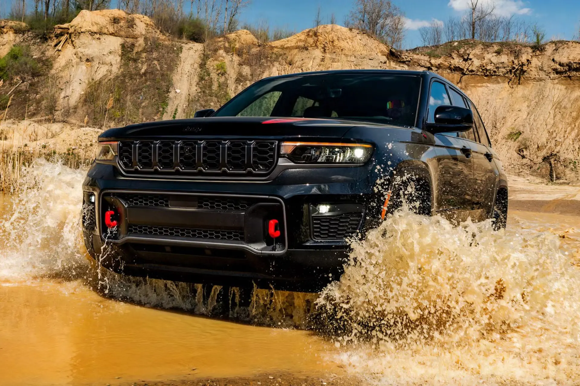 خودرو جیپ گرند چروکی (Jeep Grand Cherokee) در حال عبور از آب گل‌آلود