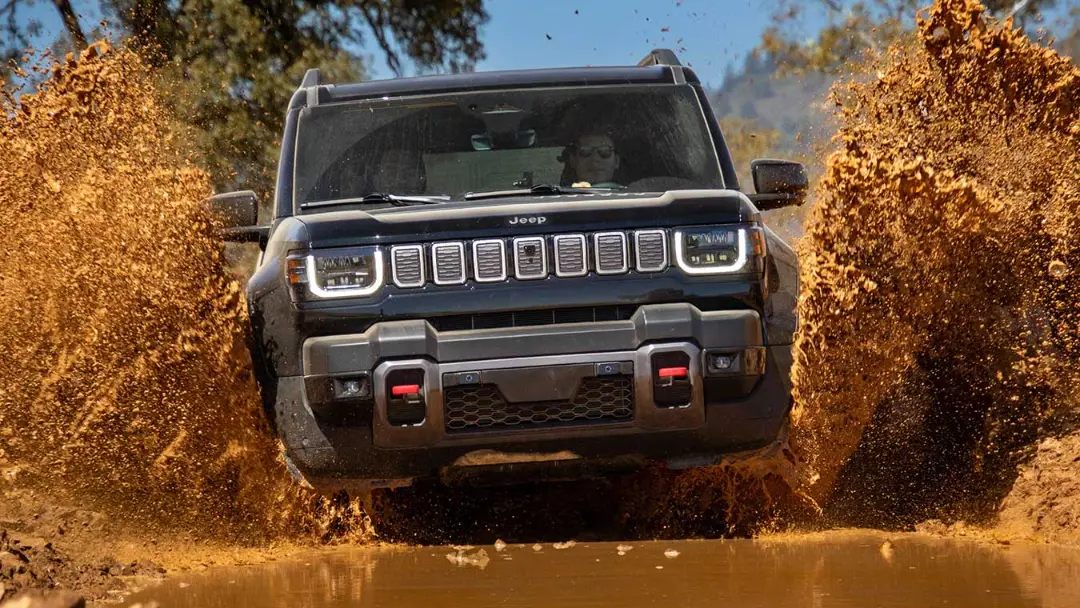 شاسی‌بلند جیپ ریکان (Jeep Recon) در حال عبور از گل و لای