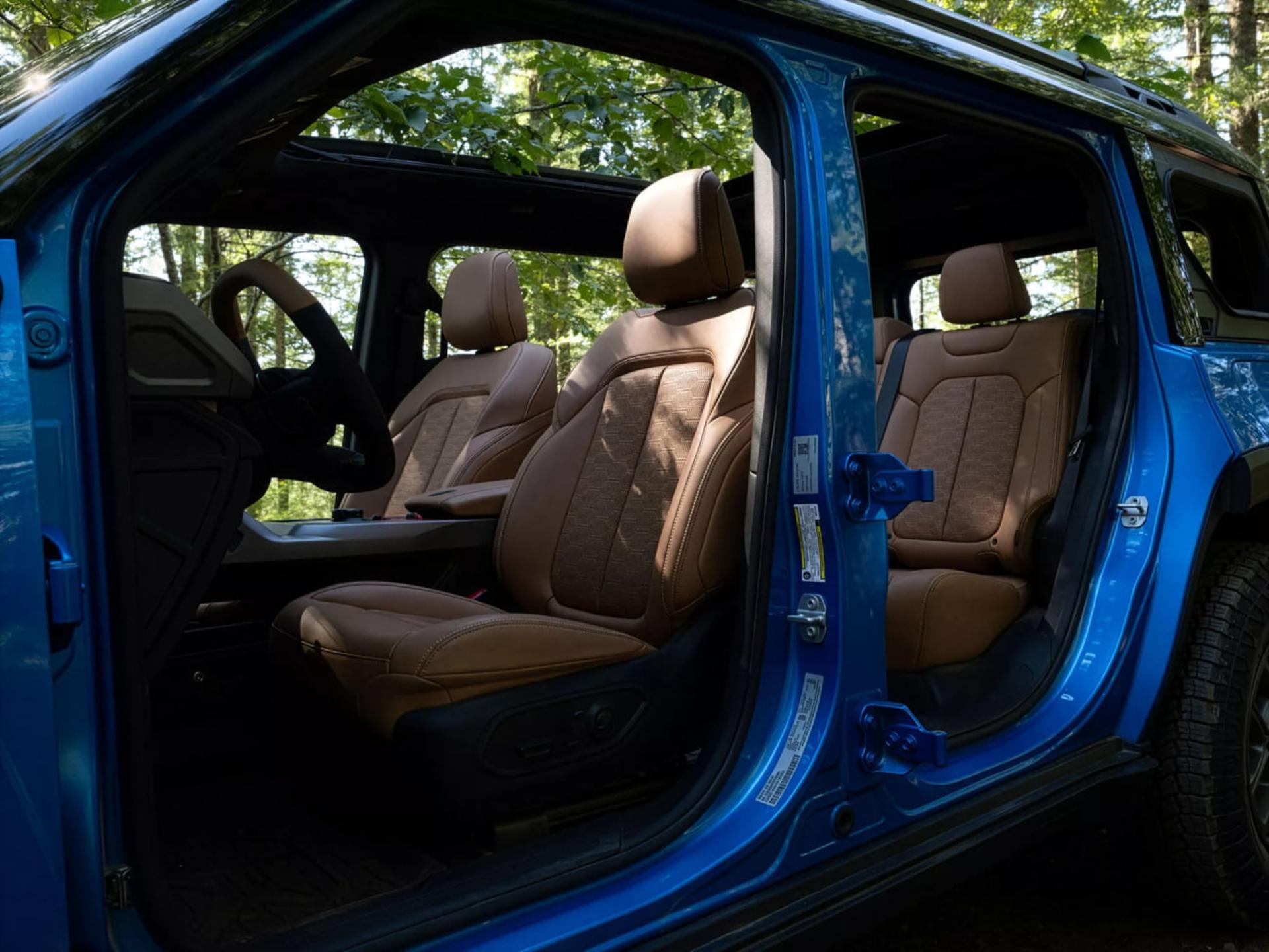 صندلی‌های چرمی قهوه‌ای رنگ کابین خودروی جیپ ریکان (Jeep Recon) برقی