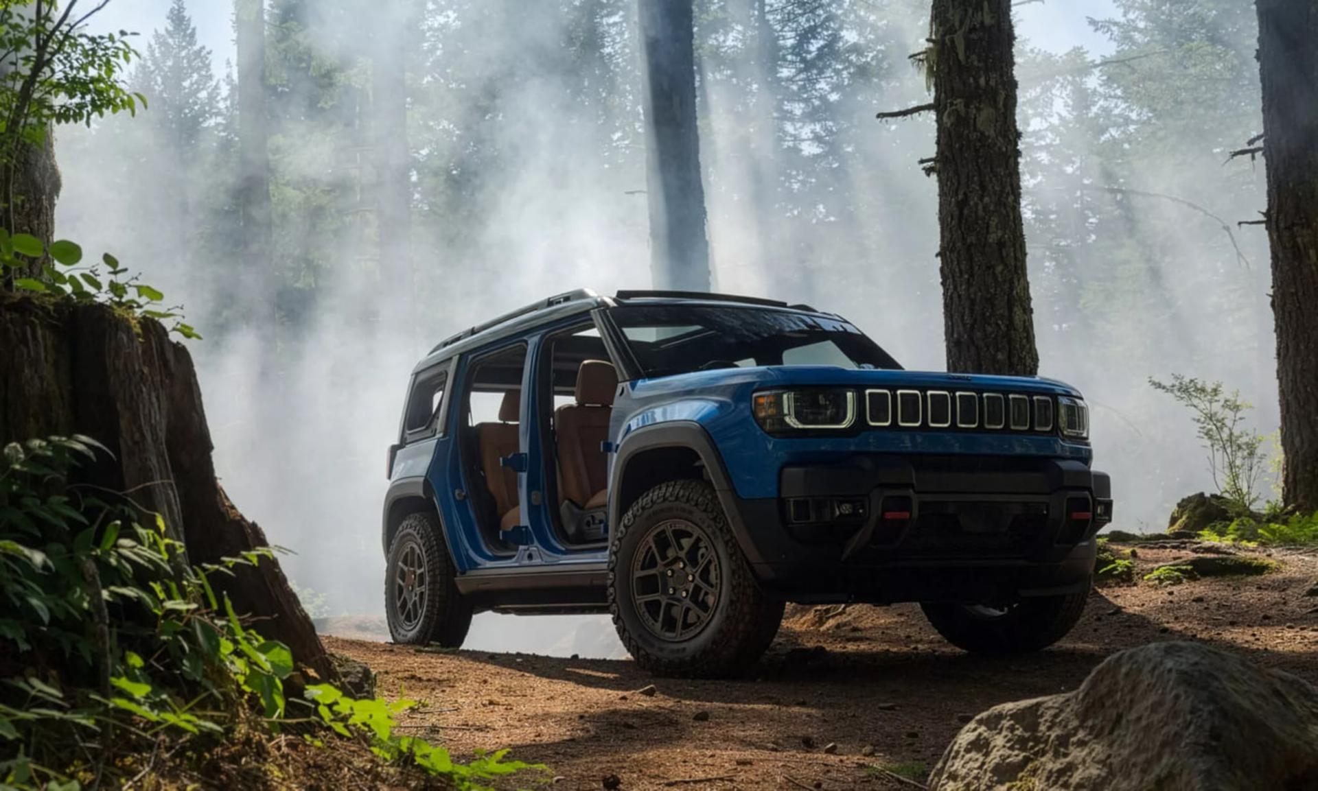 جیپ ریکان (Jeep Recon) برقی آبی‌رنگ در مسیر جنگلی مه‌آلود