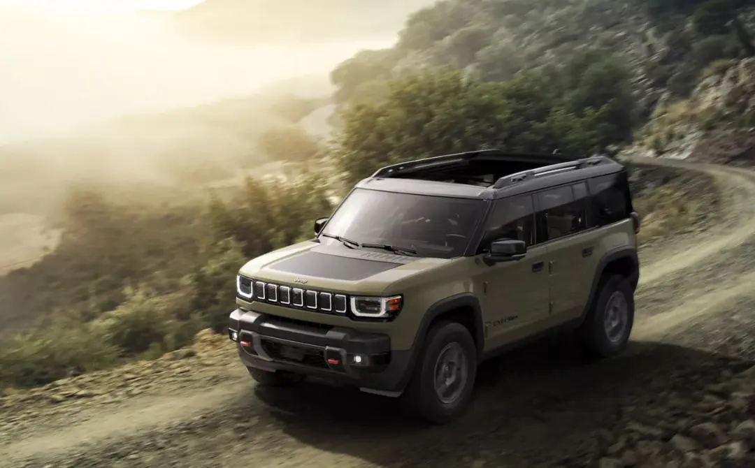 جیپ ریکان (Jeep Recon) برقی در حال حرکت در مسیر کوهستانی