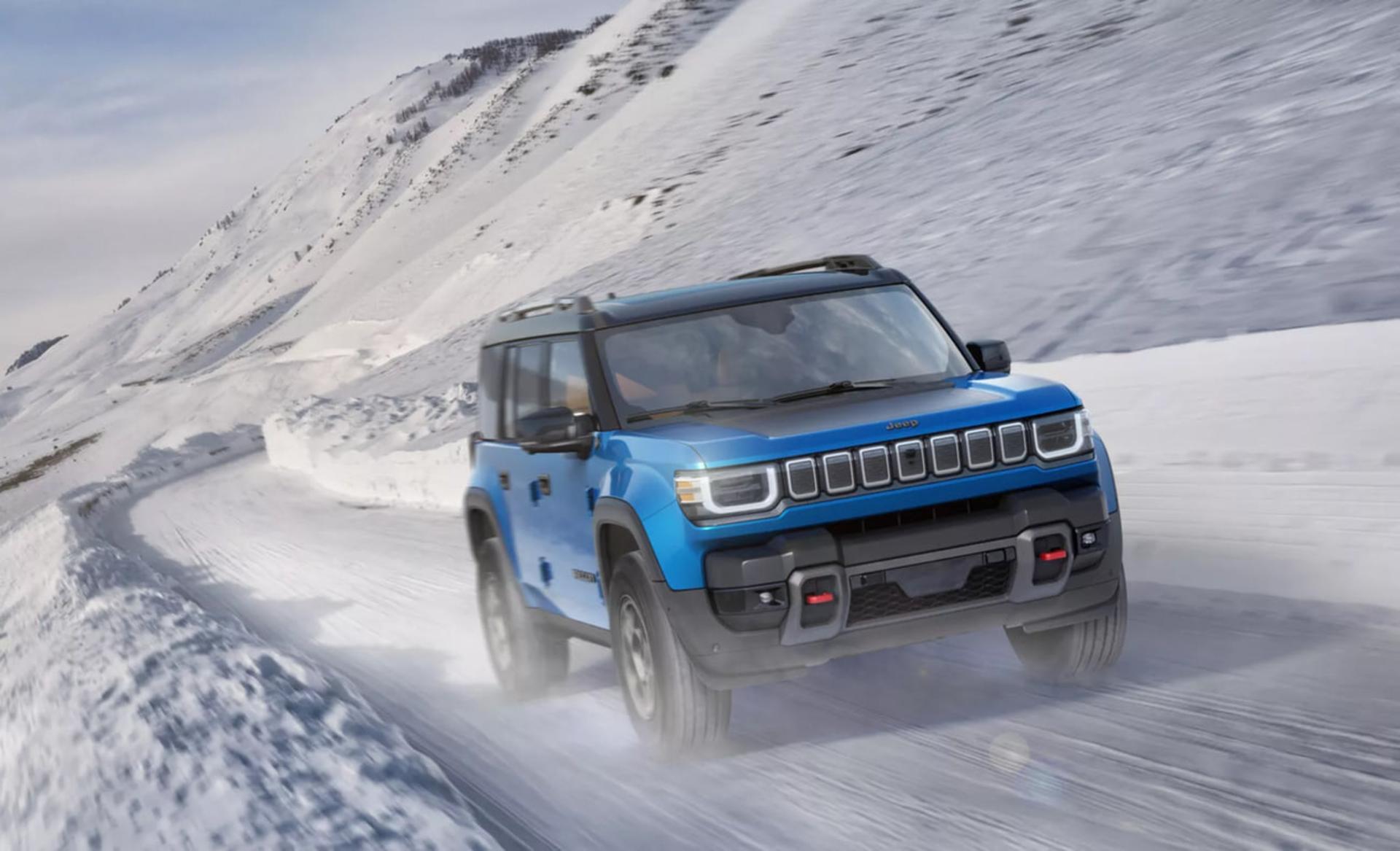 جیپ ریکان (Jeep Recon) برقی در حال حرکت در جاده‌ای پوشیده از برف