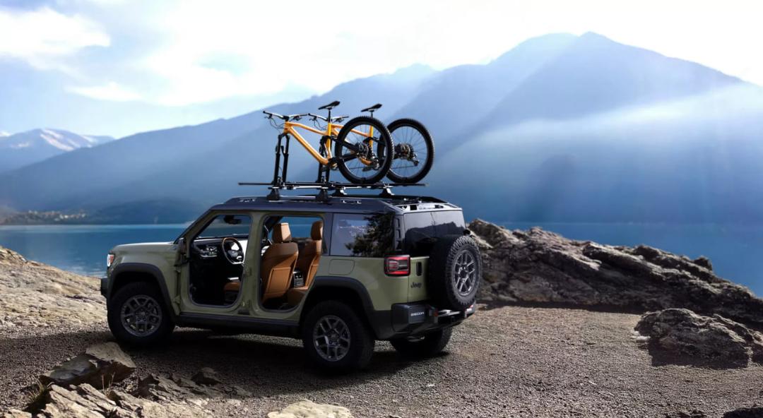خودروی جیپ ریکان (Jeep Recon) برقی با دو دوچرخه روی سقف