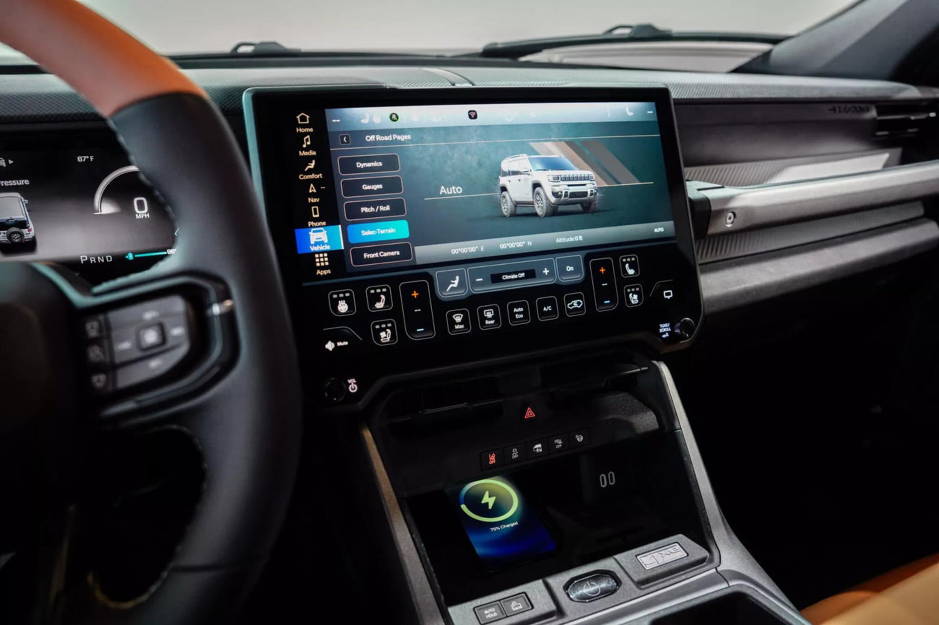نمایشگر لمسی و سیستم اطلاعاتی جیپ ریکان (Jeep ) در کابین خودرو