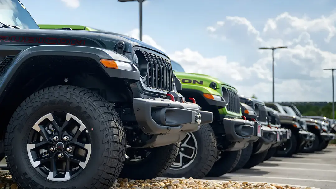خودروهای جیپ (Jeep) مدل روبیکان در یک پارکینگ فضای باز