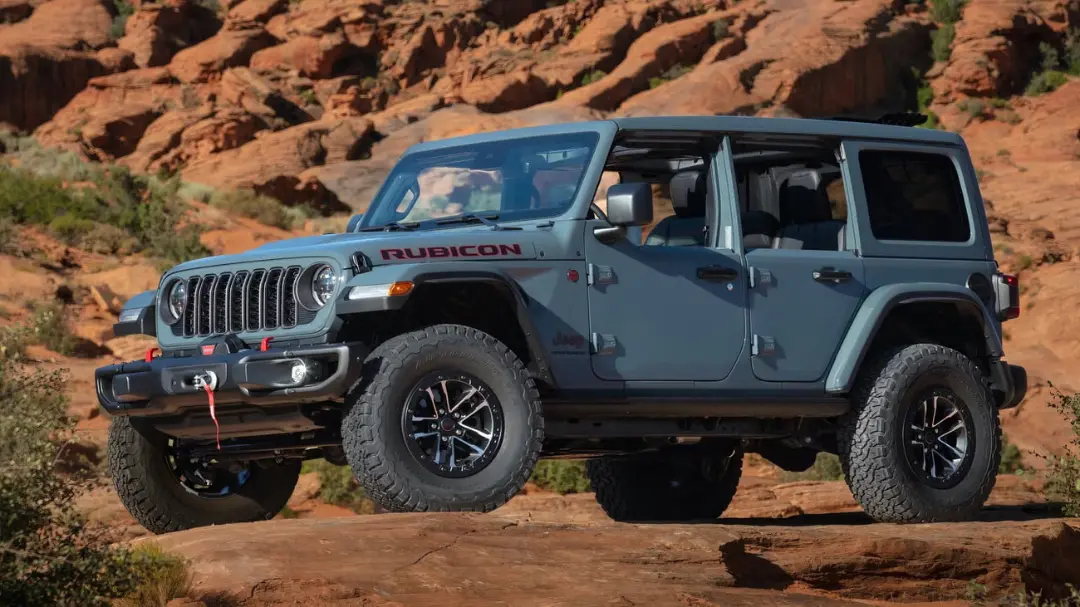 خودروی جیپ رابیکن (Jeep Rubicon) خاکستری رنگ در مسیرهای صخره‌ای