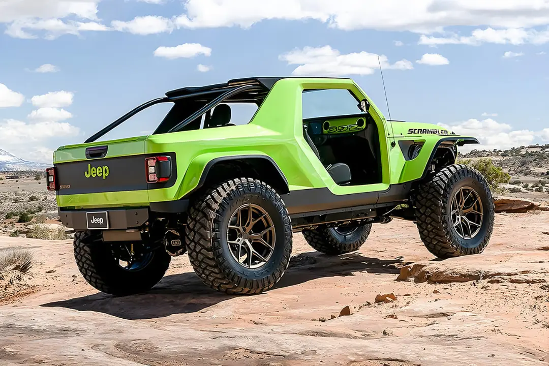 خودروی جیپ اسکرامبلر (Jeep Scrambler) سبز رنگ در مسیرهای آفرود