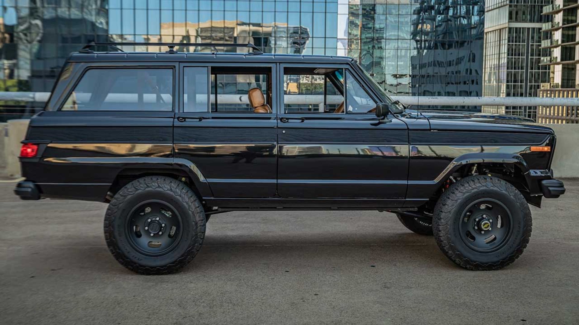 رستوماد جیپ آهو 1979