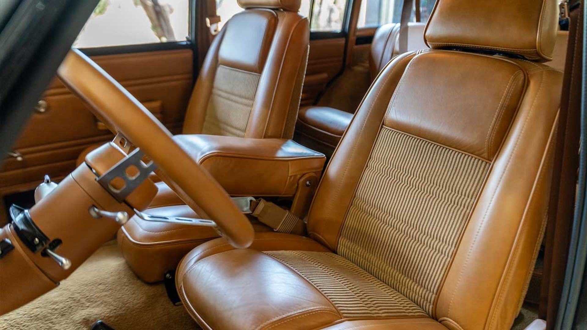 رستوماد جیپ آهو 1979