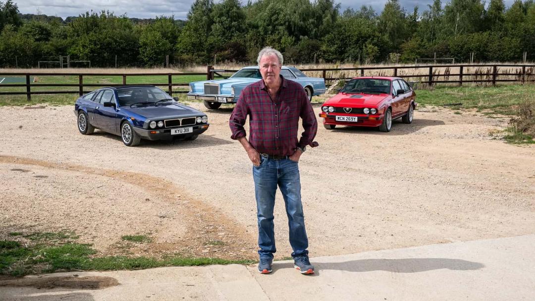 جرمی کلارکسون (Jeremy Clarkson) در کنار سه خودروی کلاسیک گرند تور