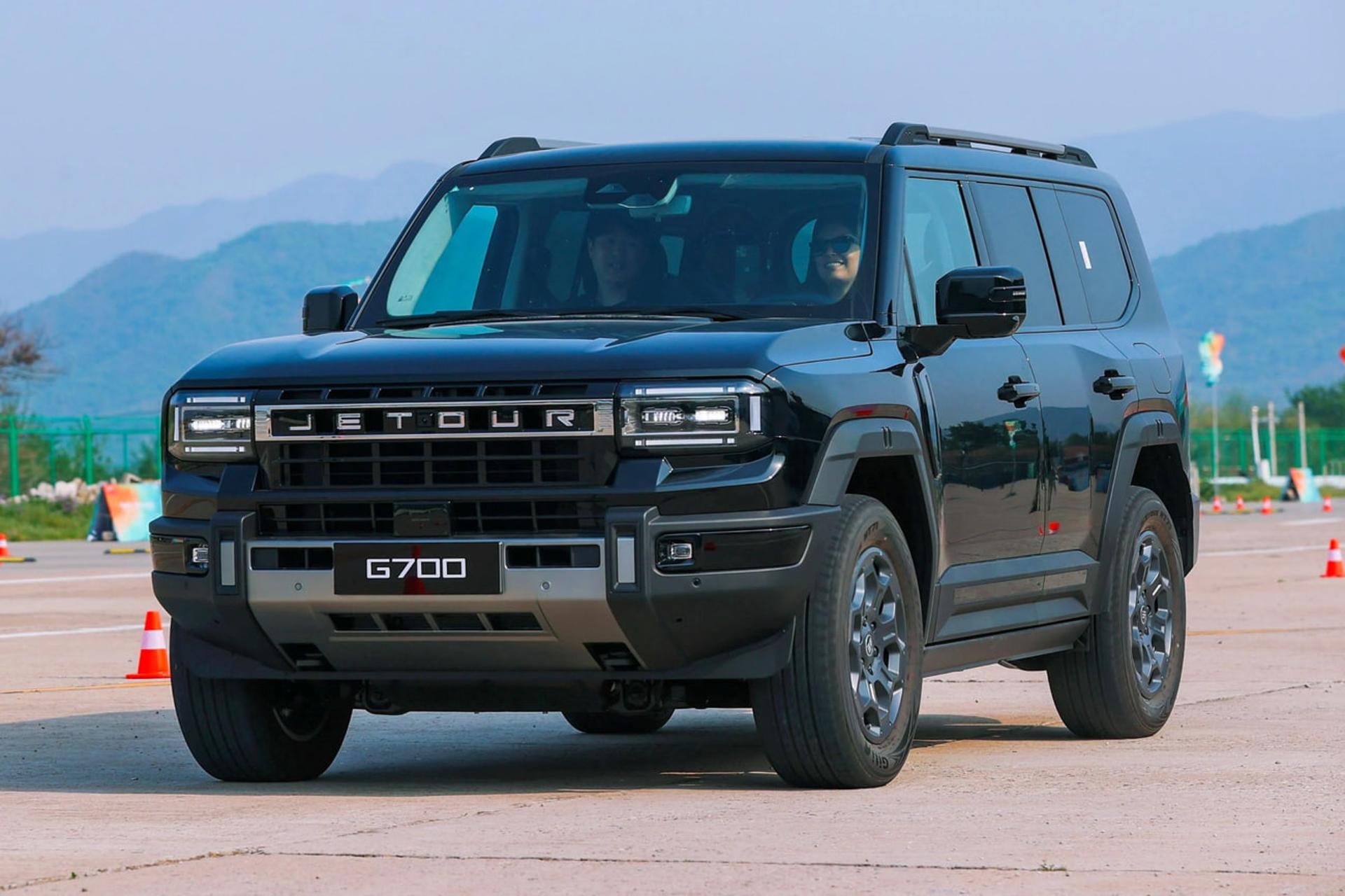 خودرو تیگارد تیسان G700 (Jetour G700) مشکی رنگ در حال حرکت
