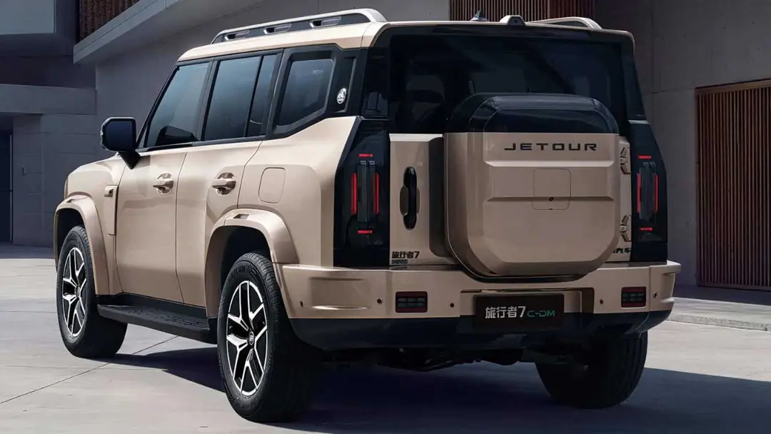 خودرو جتور تراولر ۷ (Jetour Traveler 7) با طراحی جعبه‌ای و بدنه ماسه‌ای