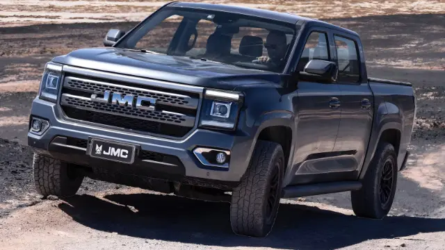 وانت پیکاپ JMC (JMC) بلیز با طراحی مشابه خودروهای فورد در مسیر خاکی