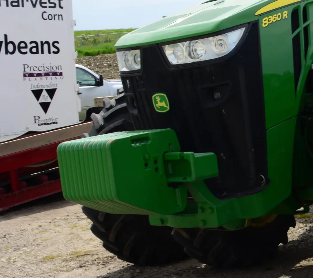 وزنه‌های جلوی تراکتور جان‌دیر (John Deere) مدل 8360R برای تعادل وزن