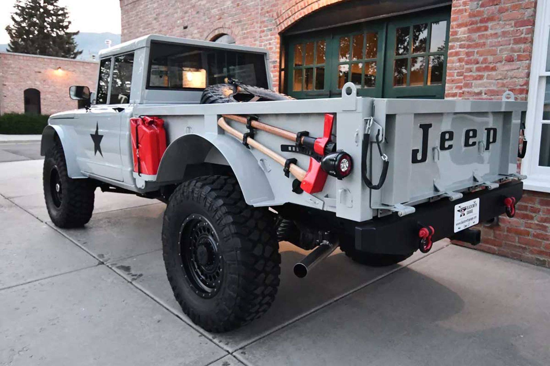 بازتولید کایزر جیپ M715 نظامی