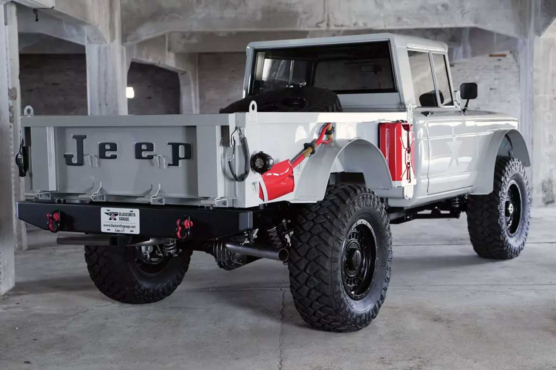 بازتولید کایزر جیپ M715 نظامی