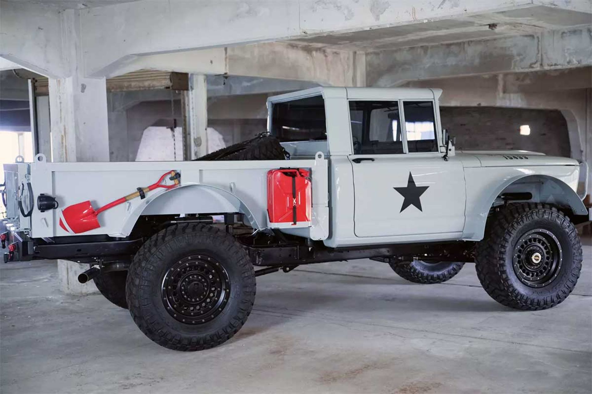 بازتولید کایزر جیپ M715 نظامی