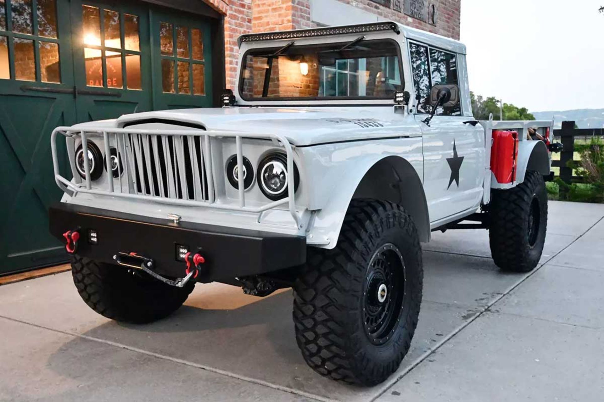 بازتولید کایزر جیپ M715 نظامی