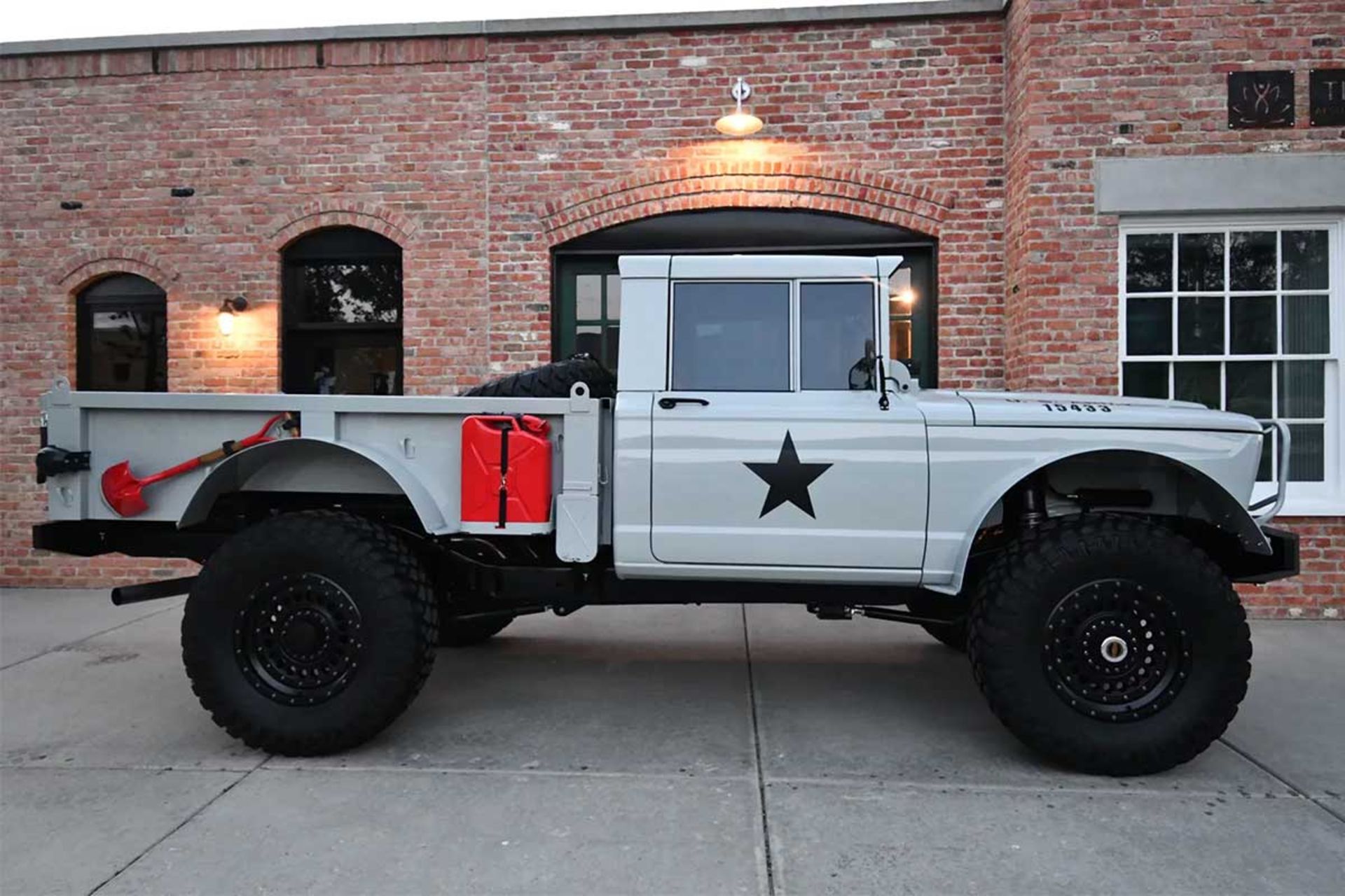 بازتولید کایزر جیپ M715 نظامی