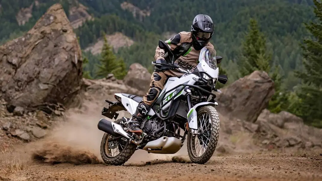 موتورسیکلت کاوازاکی (Kawasaki) KLE500 مدل ۲۰۲۷ در حال حرکت در مسیر خاکی