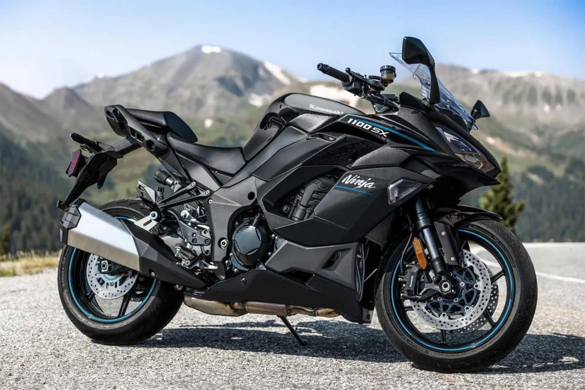 موتورسیکلت اسپرت تورینگ کاوازاکی نینجا (Kawasaki Ninja) 1100SX مدل 2027 در فضای باز