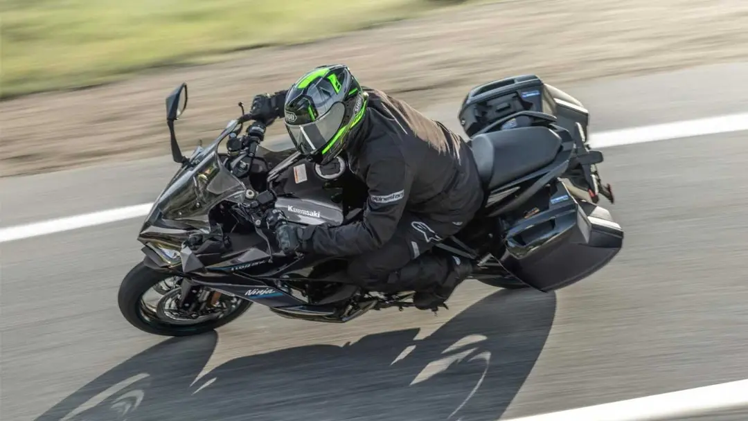 موتورسیکلت کاوازاکی نینجا 1100SX (Kawasaki Ninja 1100SX) در حال حرکت در جاده