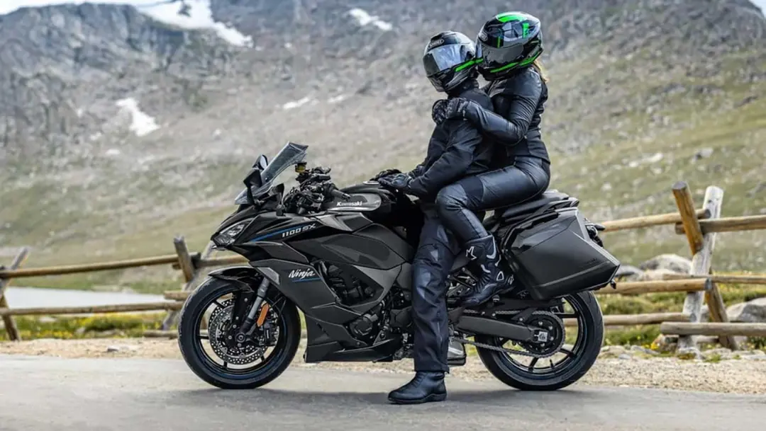 موتورسیکلت کاوازاکی نینجا 1100SX (Kawasaki Ninja 1100SX) مشکی در جاده کوهستانی