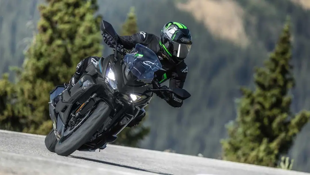موتورسیکلت کاوازاکی نینجا 1100SX (Kawasaki Ninja 1100SX) در حال حرکت در جاده کوهستانی