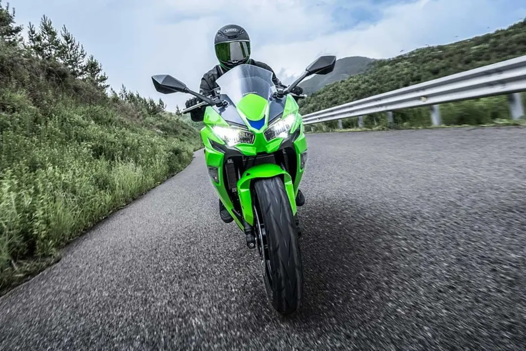 موتور سیکلت کاوازاکی نینجا ۶۵۰ (Kawasaki Ninja 650) در حال حرکت در جاده کوهستانی