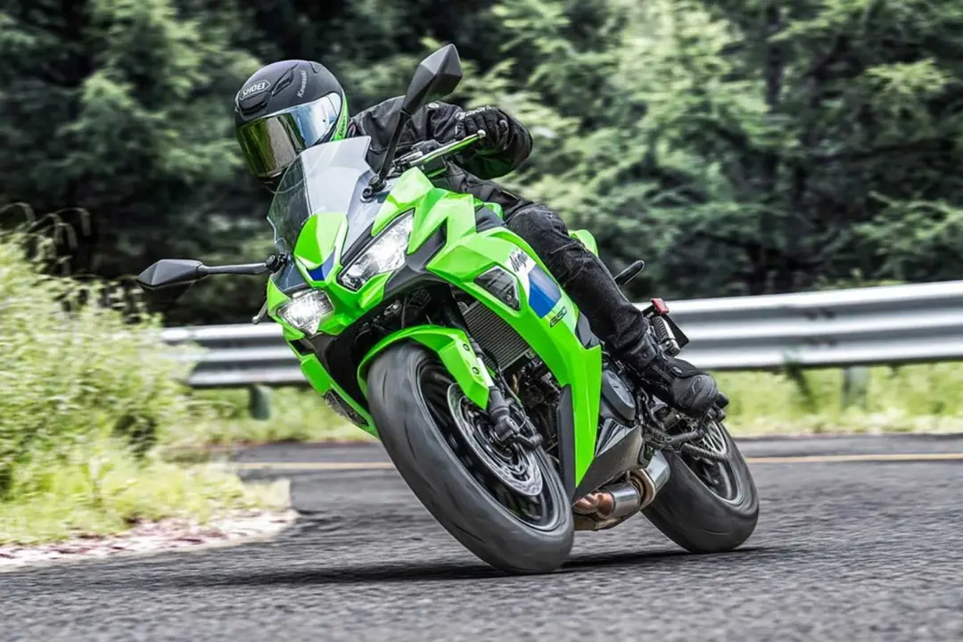 موتور سیکلت کاوازاکی نینجا ۶۵۰ (Kawasaki Ninja 650) در حال حرکت در پیچ جاده
