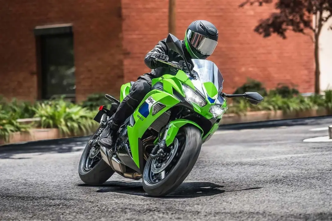 کاوازاکی نینجا ۶۵۰ مدل ۲۰۲۷ در حال پیچیدن