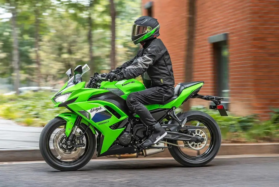 موتور سیکلت کاوازاکی نینجا ۶۵۰ (Kawasaki Ninja 650) در حال حرکت در جاده