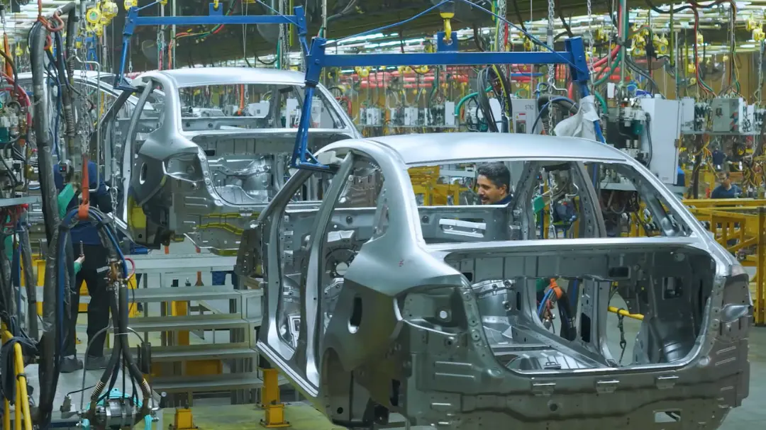 بدنه خودرو در خط تولید کرمان موتور (Kerman Motor) در حال حرکت است
