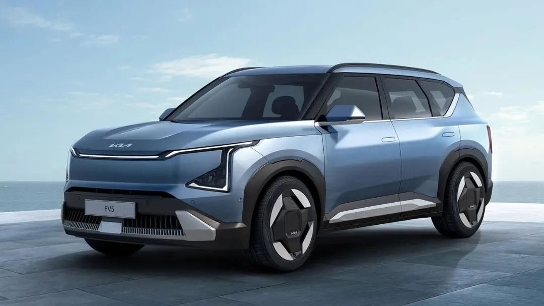 خودرو برقی کیا EV5 (Kia EV5) با طراحی کراس‌اوور در فضای باز