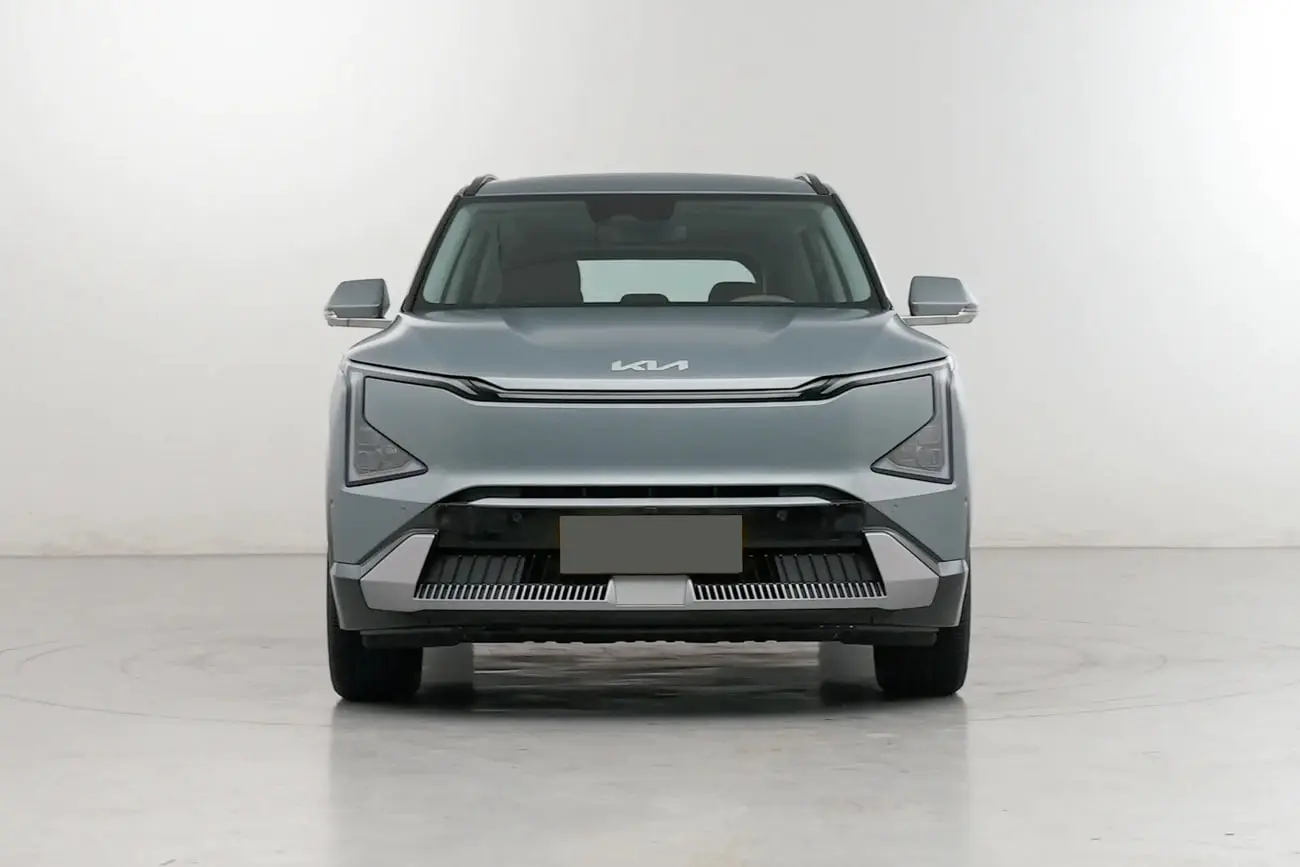 نمای جلوی کراس‌اور برقی کیا (Kia EV5) با رنگ نقره‌ای