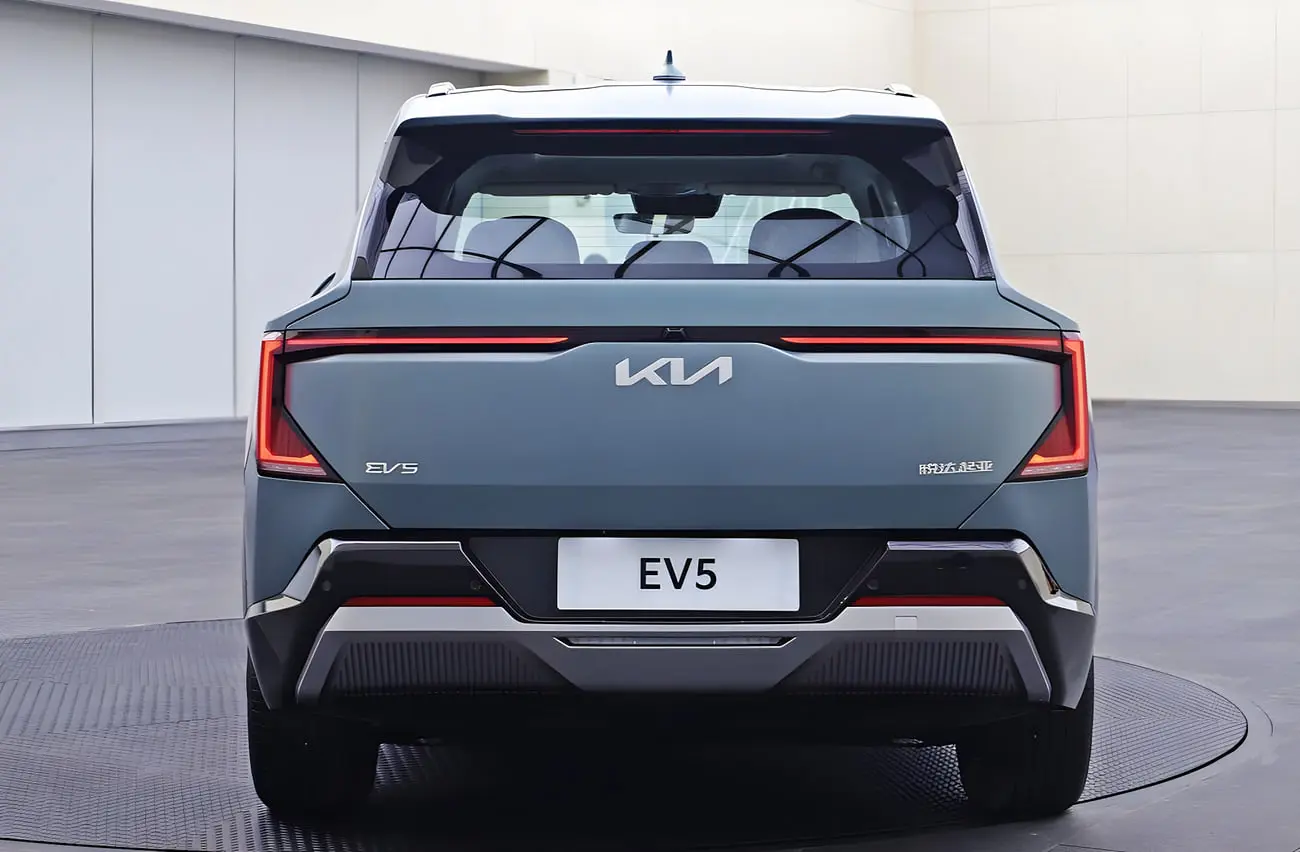طراحی عقب خودروی برقی کیا EV5 (Kia EV5) با چراغ‌های باریک قرمز