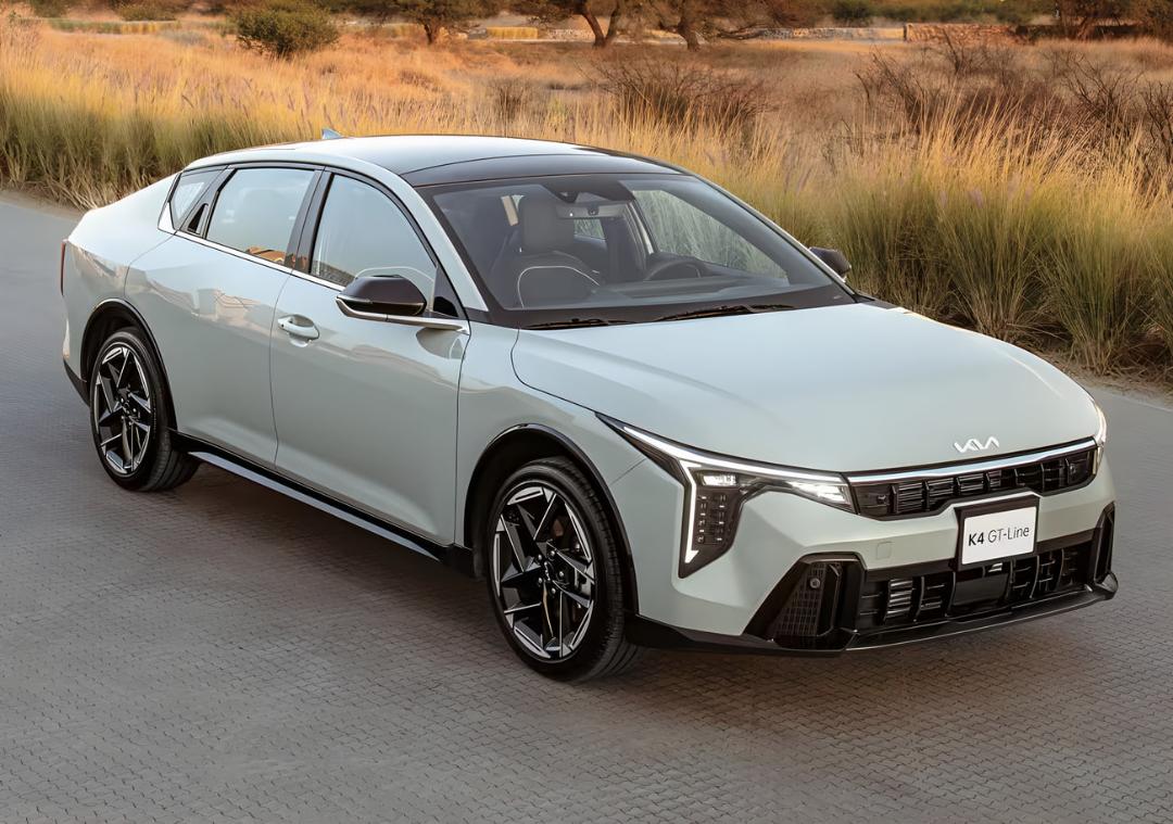 سدان سفید رنگ کیا (Kia) K4 مدل GT-Line در جاده