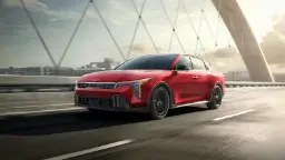 خودرو کیا K4 (Kia K4) قرمز رنگ در حال حرکت روی پل