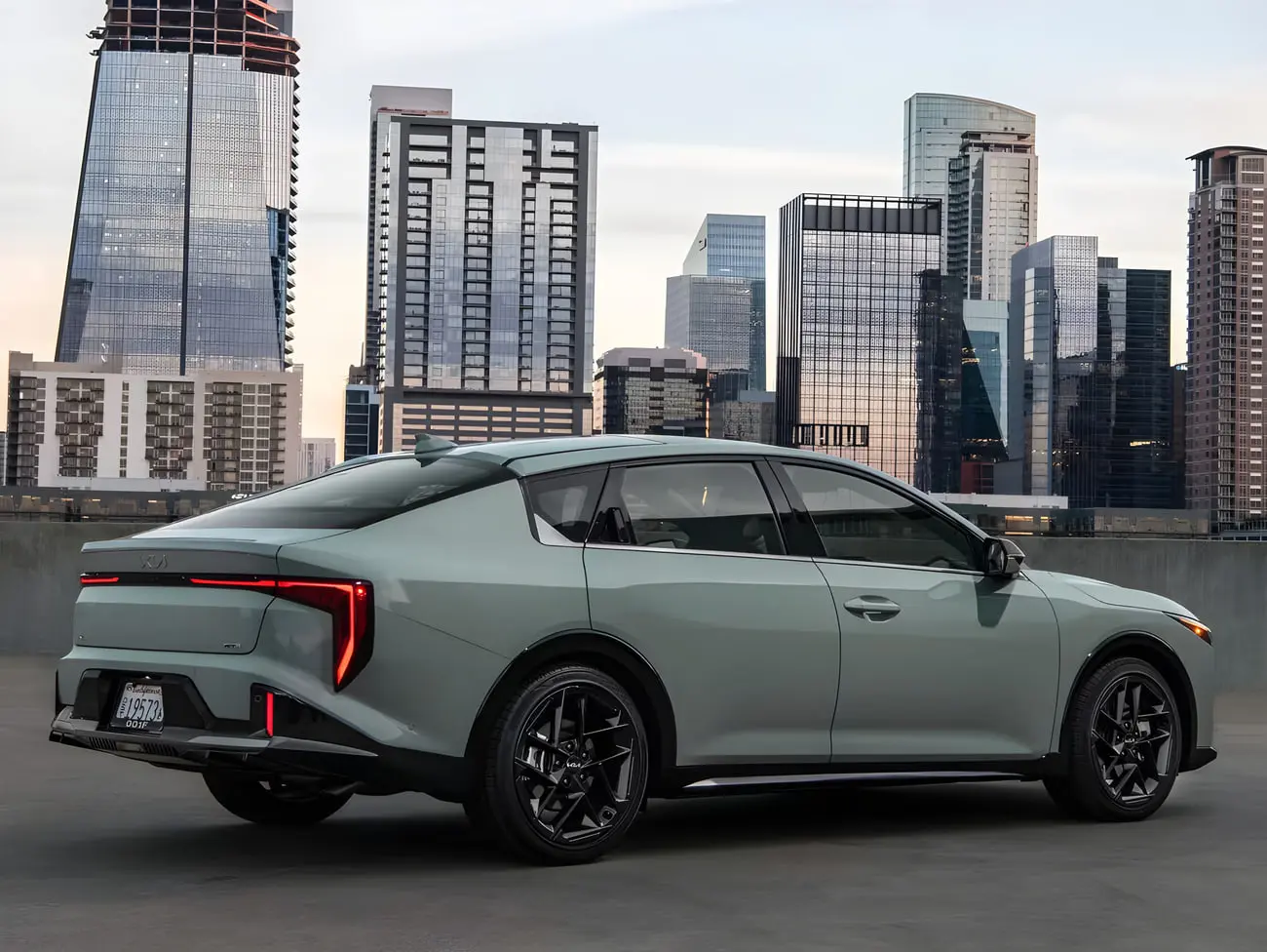 خودرو کیا K4 (Kia K4) سدان با رنگ سبز مات در محیط شهری