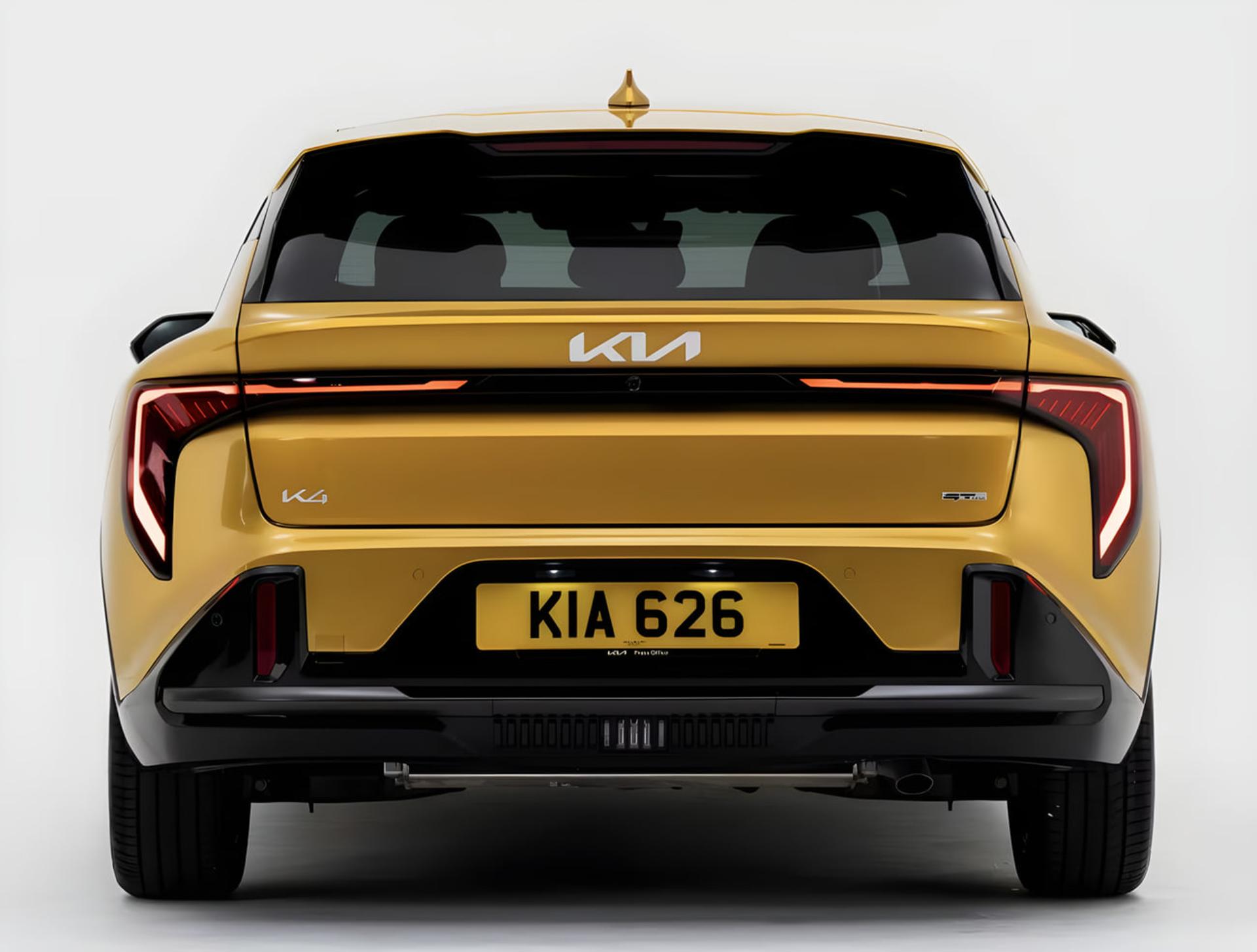 نمای پشت خودروی سدان کیا (Kia) K4 با رنگ طلایی متالیک