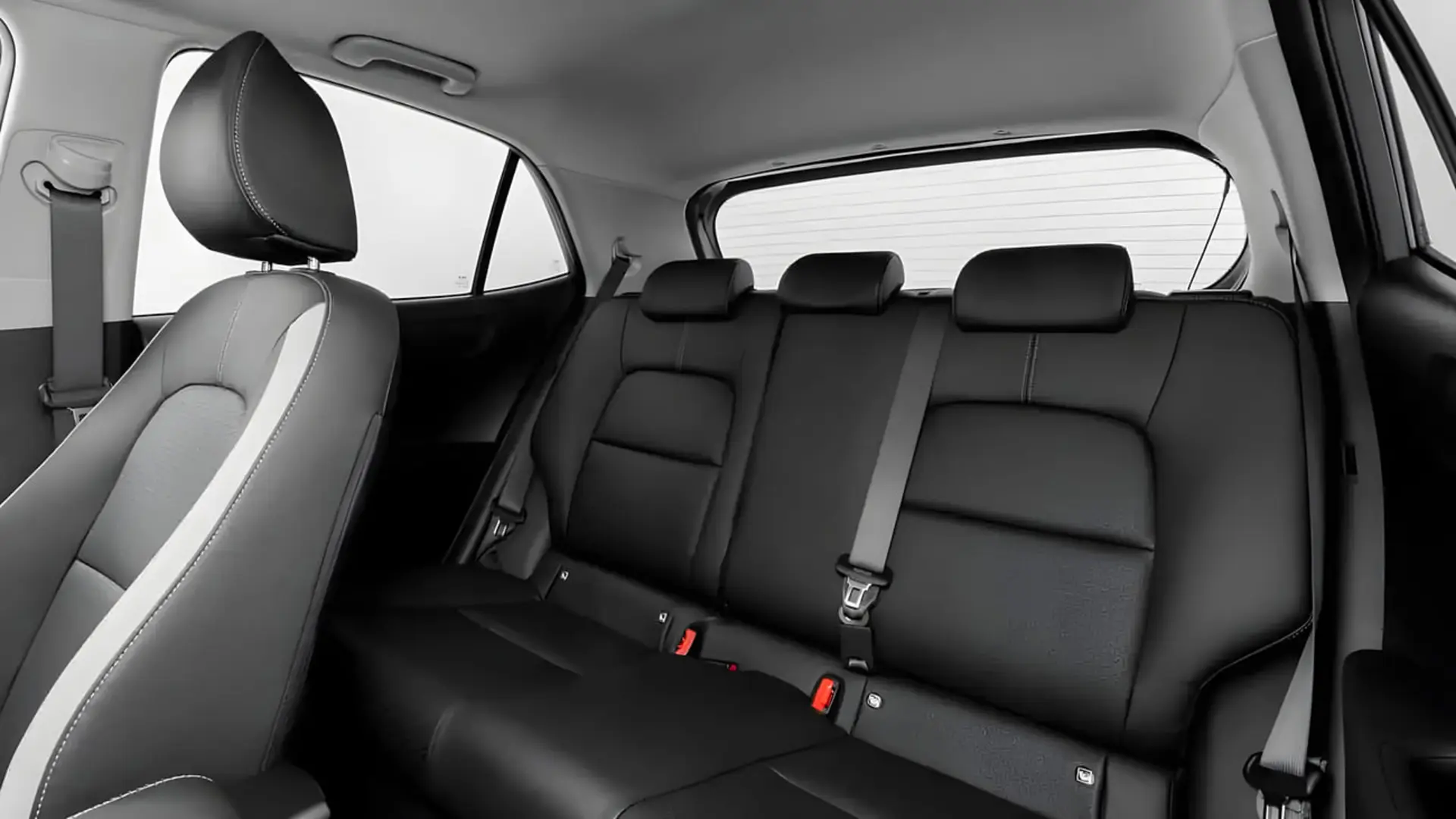 صندلی‌های چرمی مشکی کابین خودروی کیا پیکانتو (Kia Picanto) GT Line