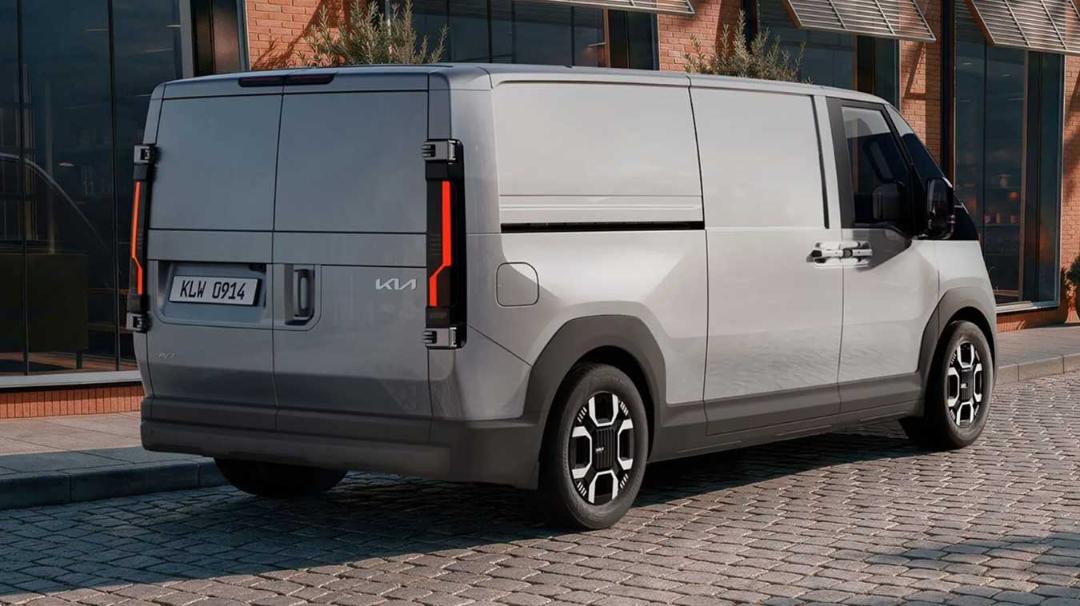 ون برقی کیا (Kia PV7) با طراحی مدرن و بدنه نقره‌ای در فضای شهری