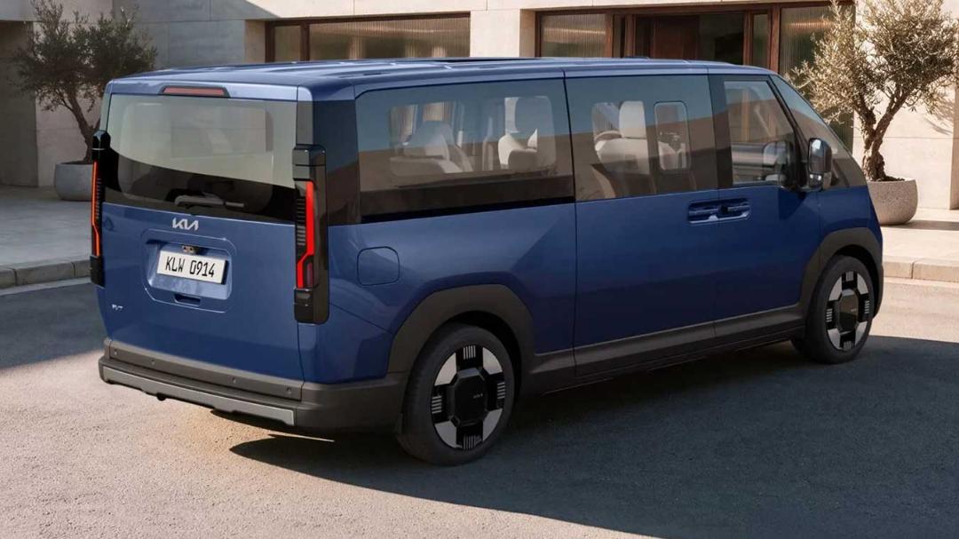 ون الکتریکی کیا PV7 (Kia PV7) با رنگ آبی در نمای عقب و جانبی