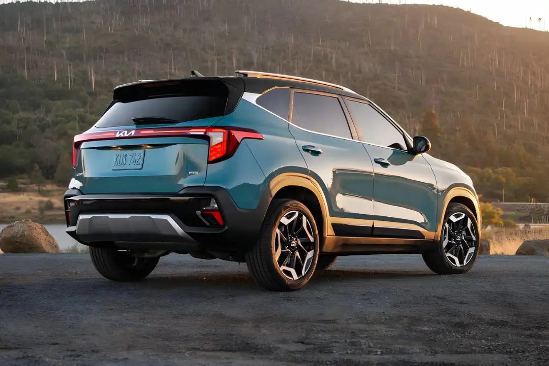 نمای پشت خودرو کیا سلتوس (Kia Seltos) مدل ۲۰۲۶ در فضای باز