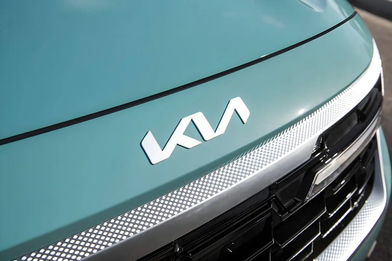 لوگوی کروم برند کیا (Kia) روی کاپوت خودروی سلتوس ۲۰۲۶