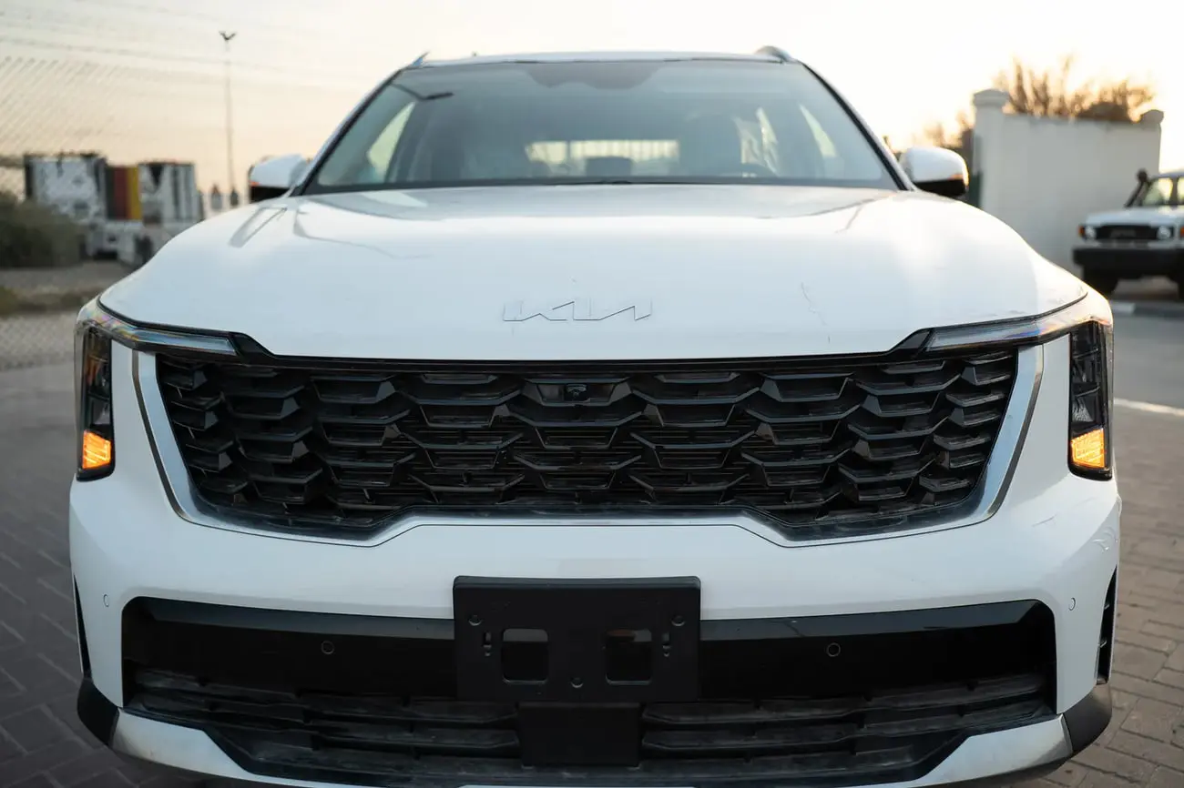 جلوی خودروی سفید کیا سورنتو (Kia Sorento) مدل 2026 با طراحی جدید