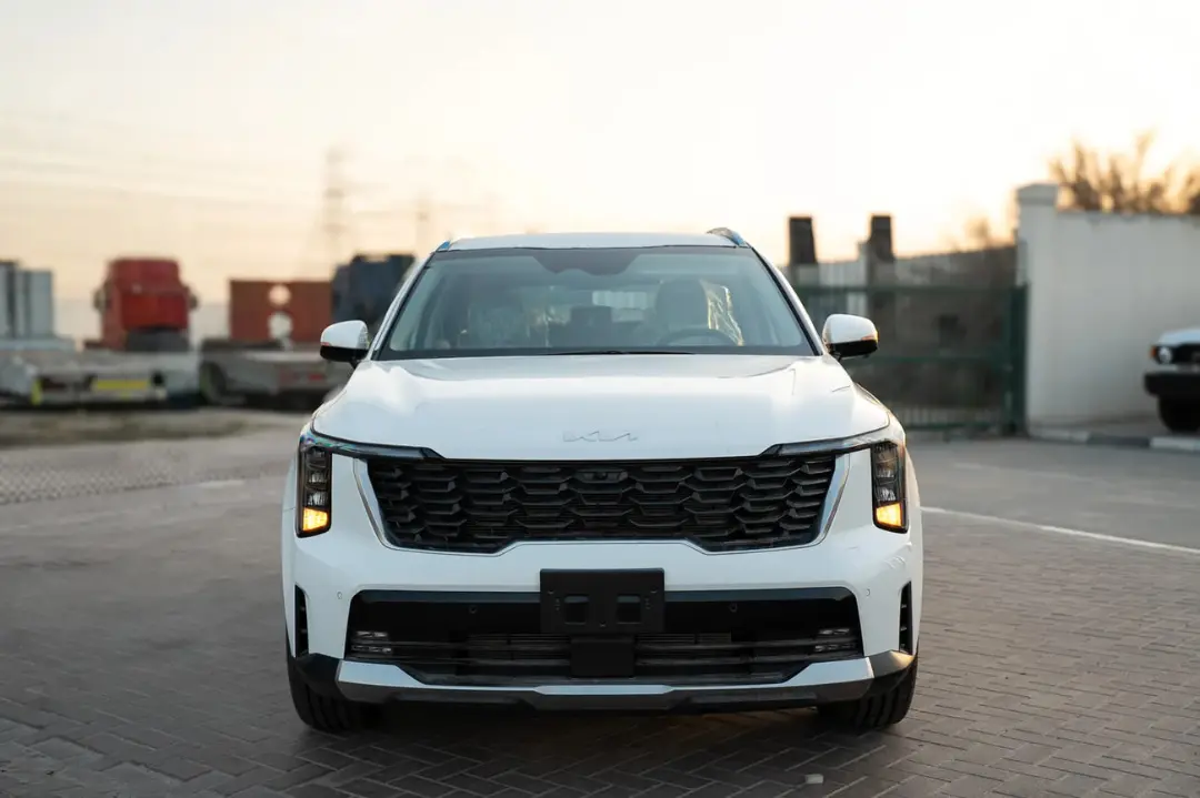 نمای جلوی خودروی سفید کیا سورنتو (Kia Sorento) مدل ۲۰۲۶