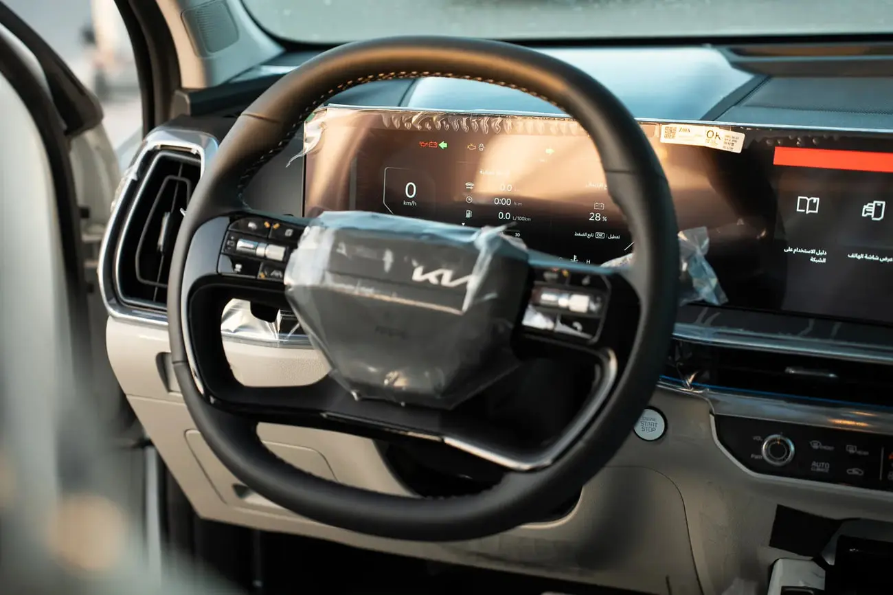 نمای داخلی و فرمان خودروی کیا سورنتو (Kia Sorento) مدل ۲۰۲۶